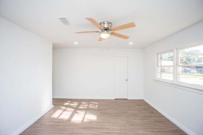 Building Photo - 6004 Vernon Ave