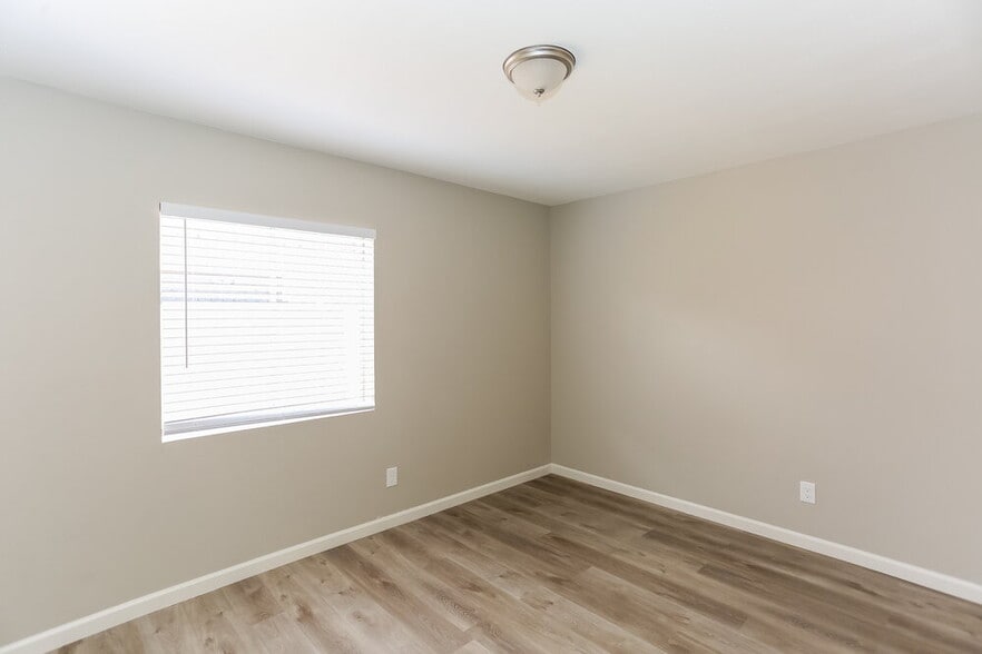 Building Photo - 1417 E Irwin Ave