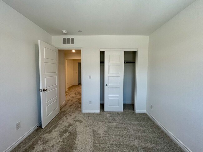 Building Photo - Gated 3 Bed, 2.5 Bath, 2 Car Garage Townho...