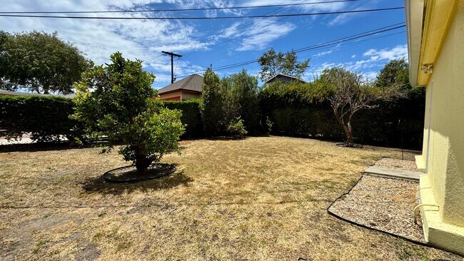 Building Photo - Charming House  with Large yard