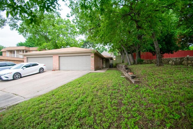 Building Photo - 2107 Mistletoe Ave