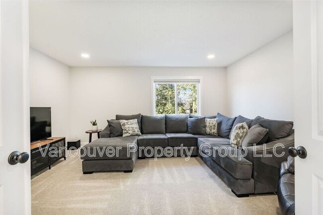 Building Photo - 746 SE 38th St