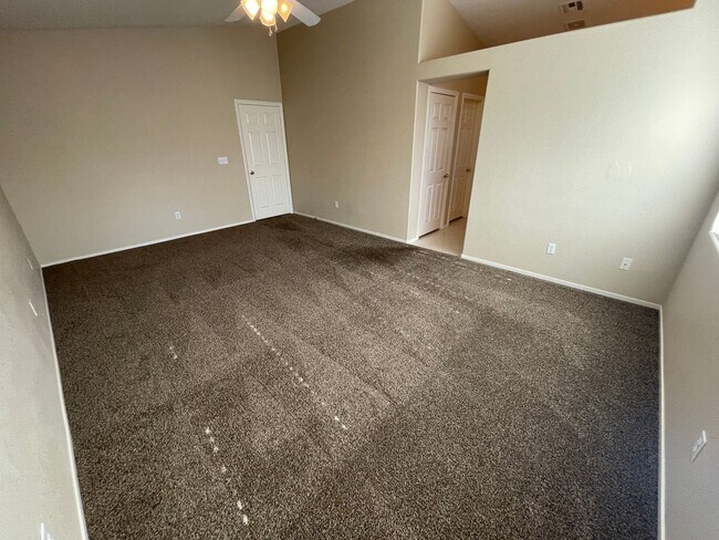 Building Photo - 3 Bedroom 2 1/2 Bathroom w/Den & Loft