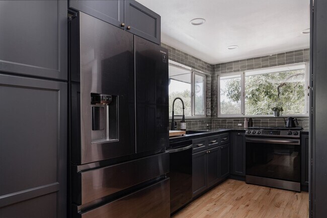 Building Photo - Chic 3BD, 3BA Mid-Century Home in Wheat Ri...