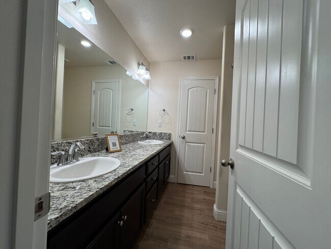 Building Photo - 493 Crescent Ln