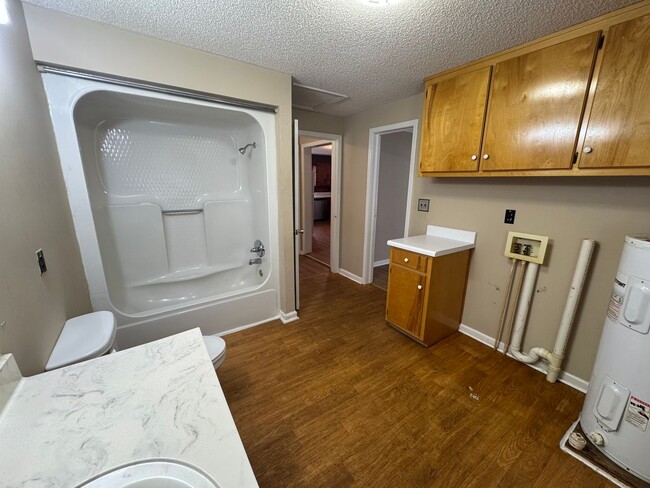 Building Photo - Cozy 3 Bed 1 Bath Home! Available Now! Sch...