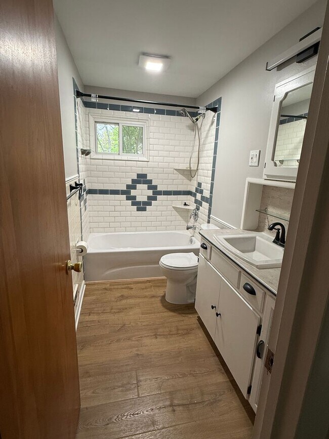 Building Photo - Fully Remodeled 3 bedroom House