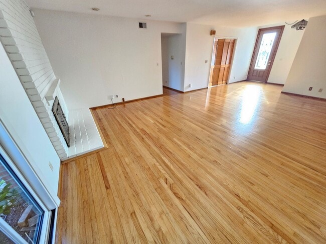 Building Photo - Beautiful Baker West Neighborhood