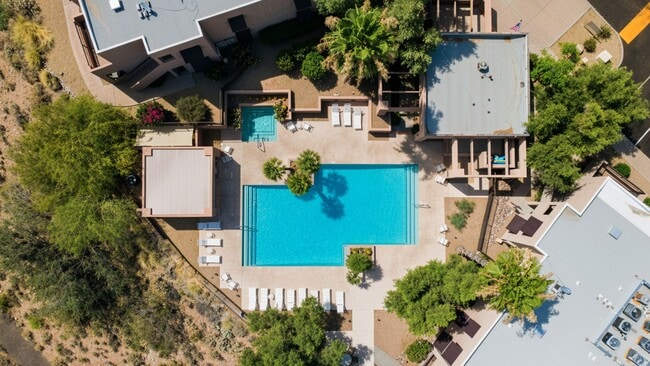 Building Photo - Beautiful 2-bedroom, 2-bath condo in the highly desirable Quail Run community!