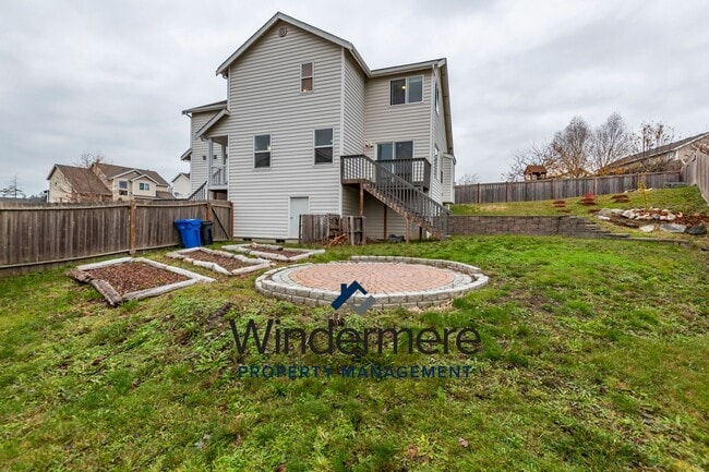 Building Photo - Two story 4 bedroom 2.5 bath Home.