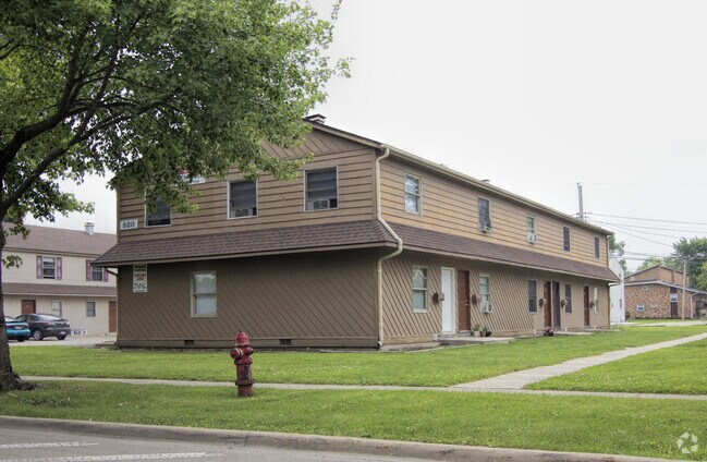 Building Photo - 820 W Hillcrest Dr
