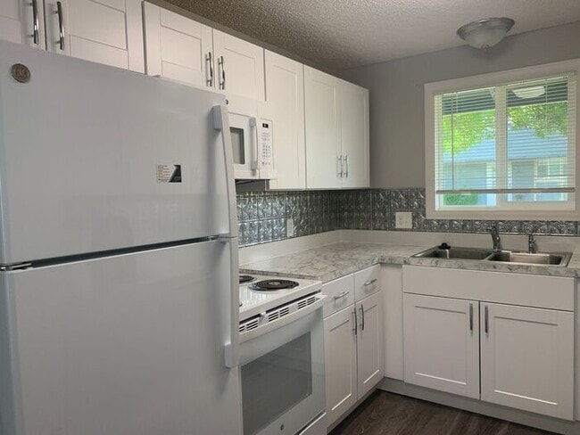 Primary Photo - Updated 2 bedroom ranch in north Loveland!...