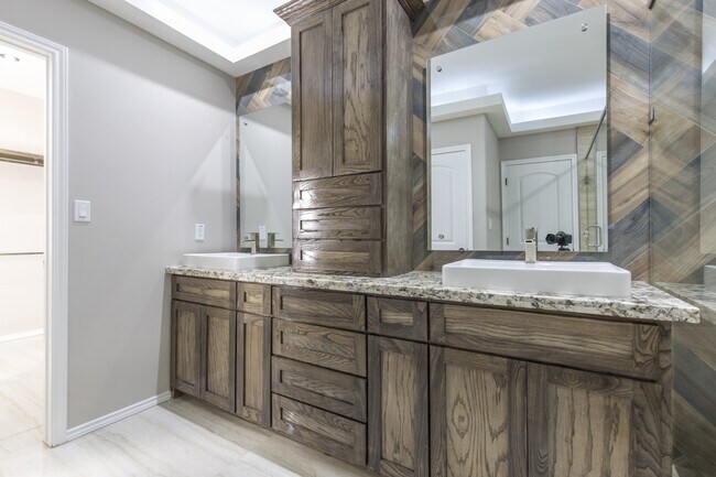 Building Photo - 10903 N 29th Ln