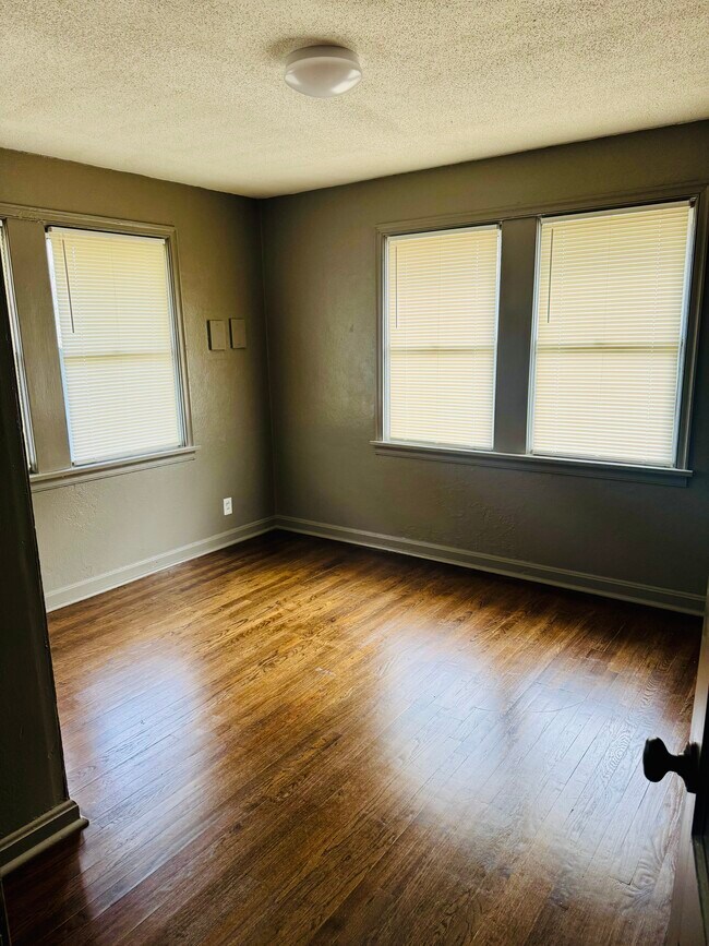 Building Photo - 1828 Mitchell St