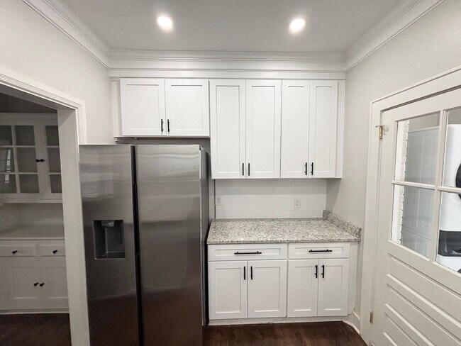 Building Photo - Bungalow in rosewood