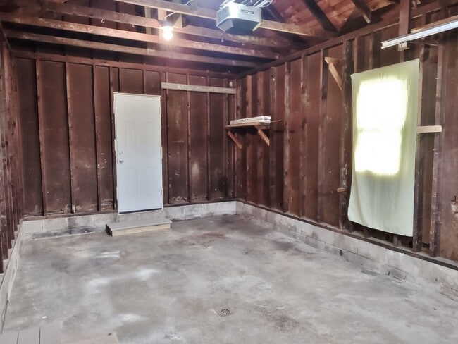 Building Photo - 4 Bed / 2 Bath Single Family Home