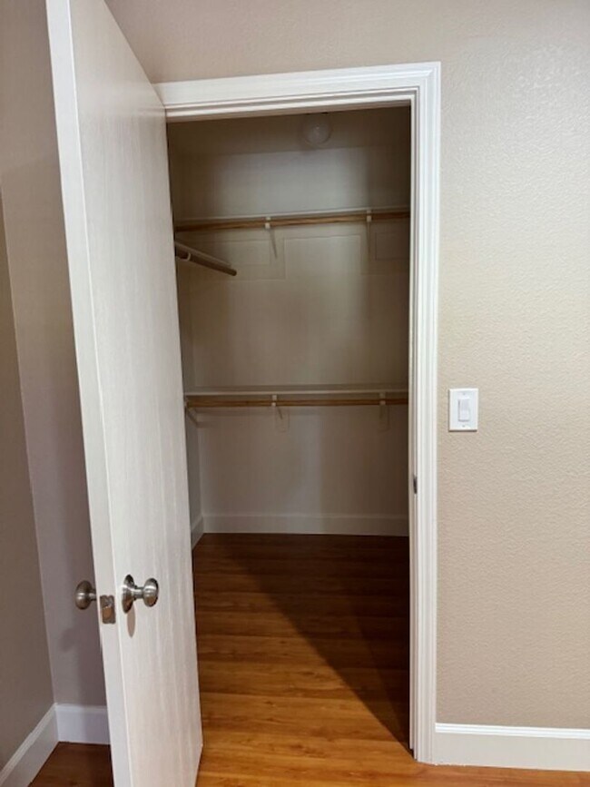 Building Photo - Now leasing beautiful one bedroom home!