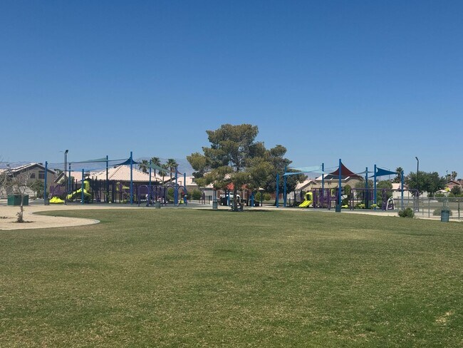 Building Photo - Great townhome in gated community, 3brs, 2bth, 2cg