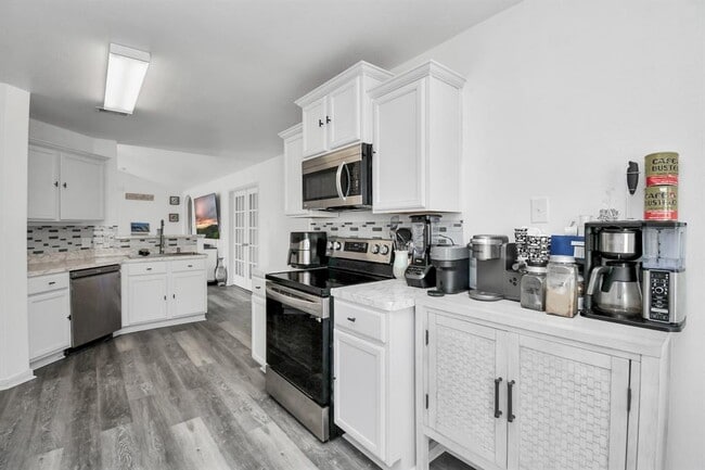 Building Photo - 985 Lake View Cir W