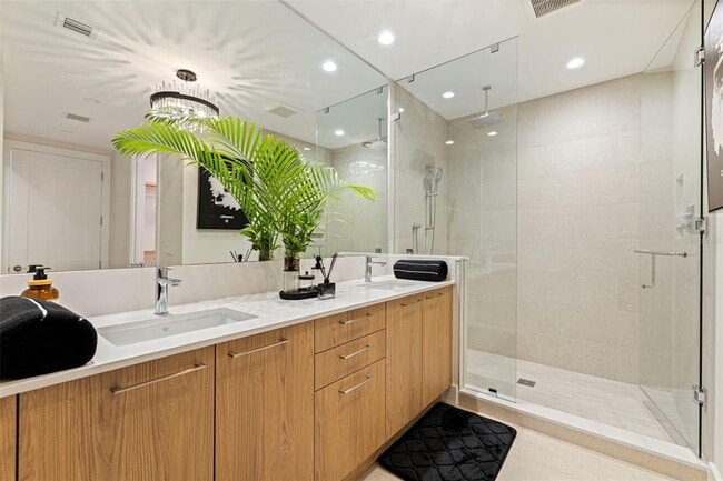 Building Photo - 275 1st Ave S