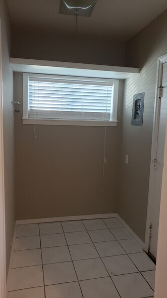 Home Office Space - 4049 Sunset Dr