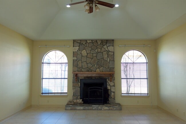 Building Photo - 10614 Kirby Dr