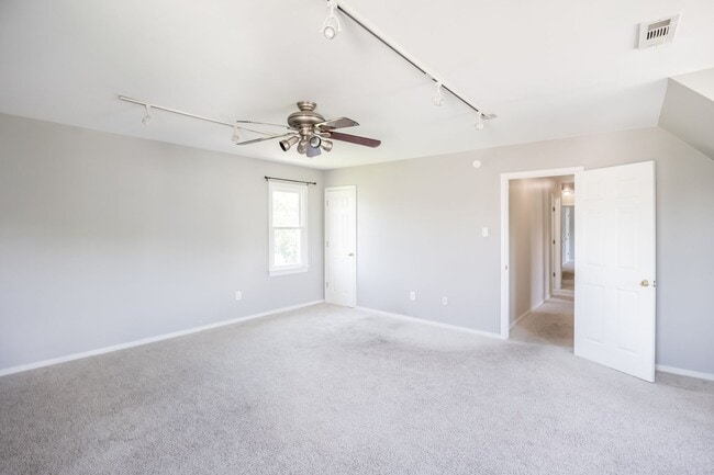 Building Photo - Large 4 Bedroom, 2.5 Bathroom Home in Mech...