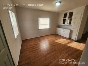 Building Photo - 1065 E 77th St