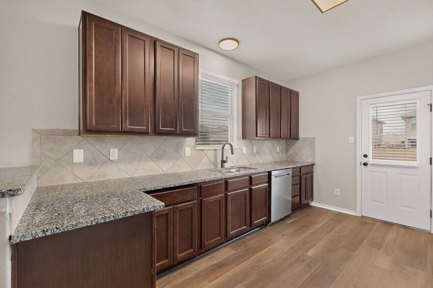 Building Photo - 10423 Green Prairie