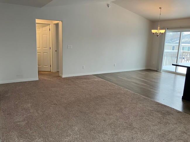 Building Photo - 4 Bed 3 Bath