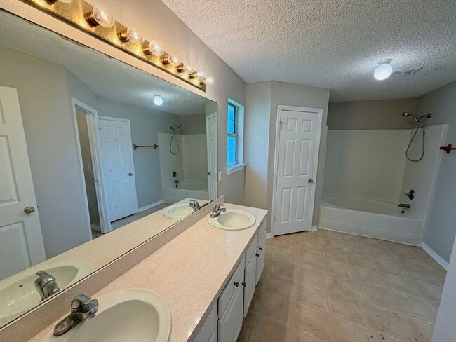 Building Photo - 7 Poinsettia Ln