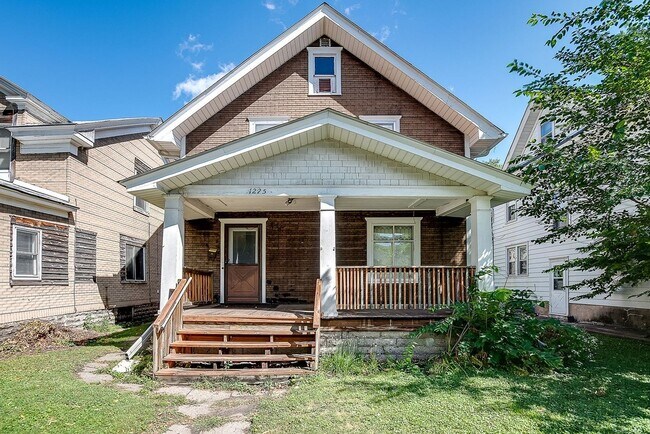 Building Photo - 5 Bedroom / 2 Bath in Dinkytown September ...