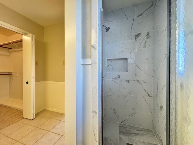 Building Photo - 2810 Roanoke Ln