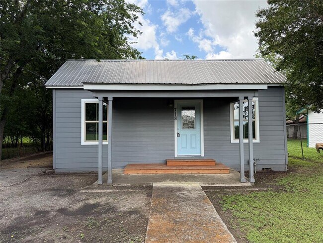 Primary Photo - 718 Pear St