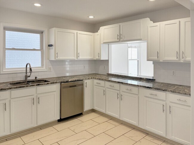 Building Photo - Modern 3 Bedroom in Manchester - $300 off your first month!