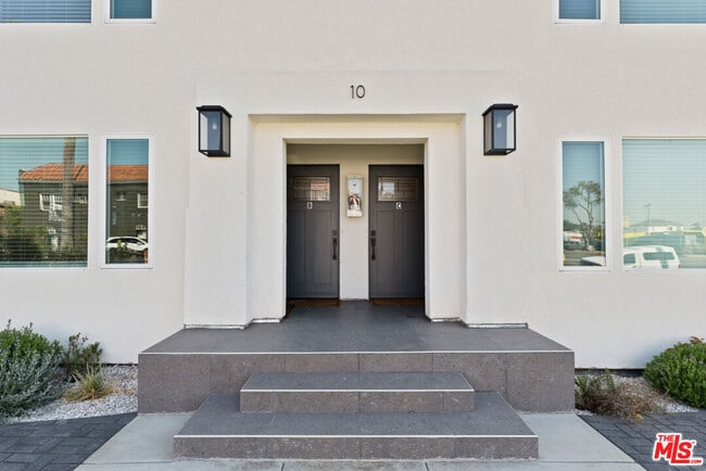 Building Photo - 10 N Primrose Ave