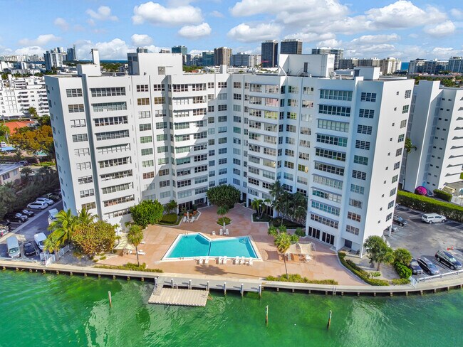 Building Photo - 9100 W Bay Harbor Dr