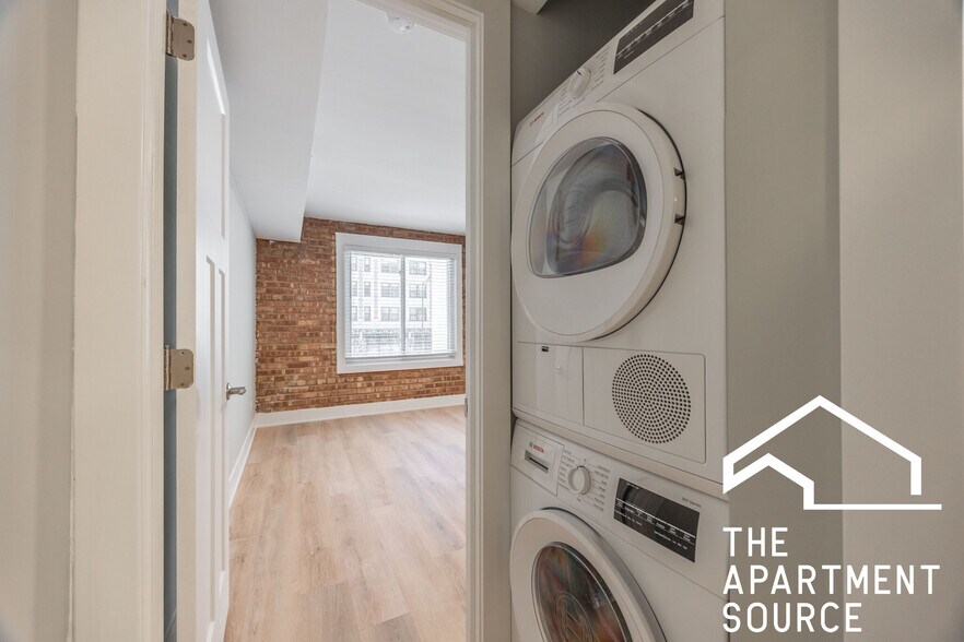 Building Photo - 1220 N La Salle Dr