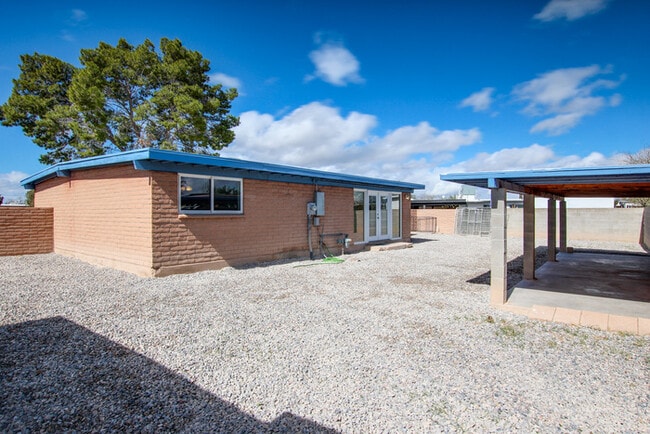 Building Photo - FOR RENT