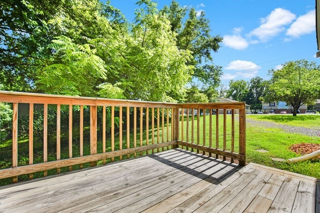 Building Photo - Pet Friendly Two Bedroom!
