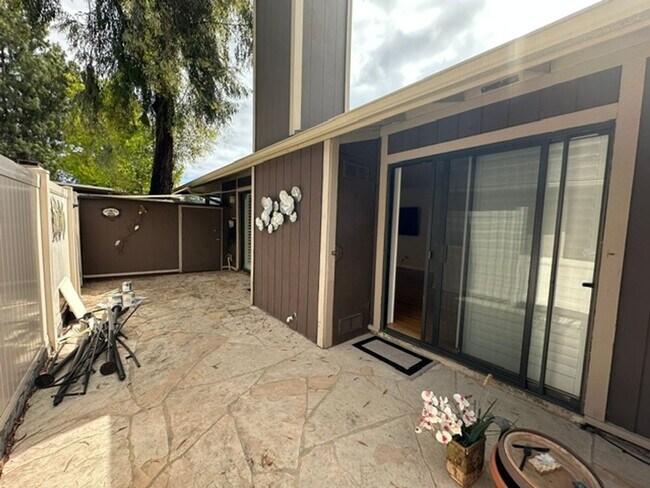Building Photo - Stunning END-UNIT 3-bedroom condominium located in Agoura Hills