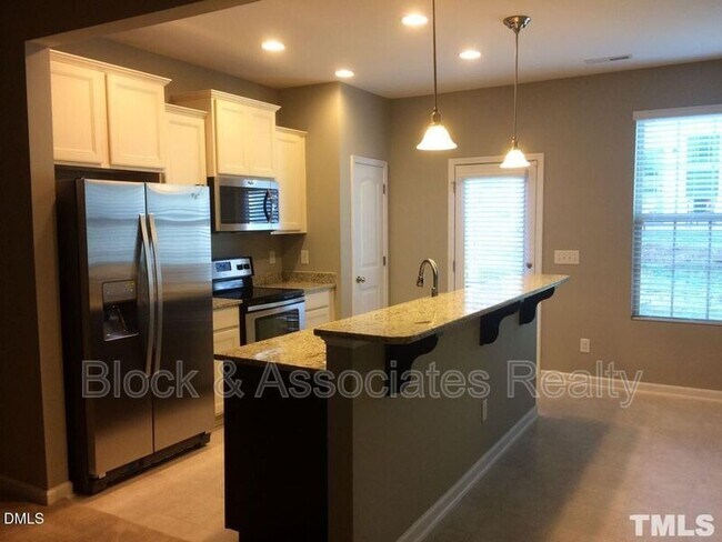 Building Photo - 122 Phantom Ln