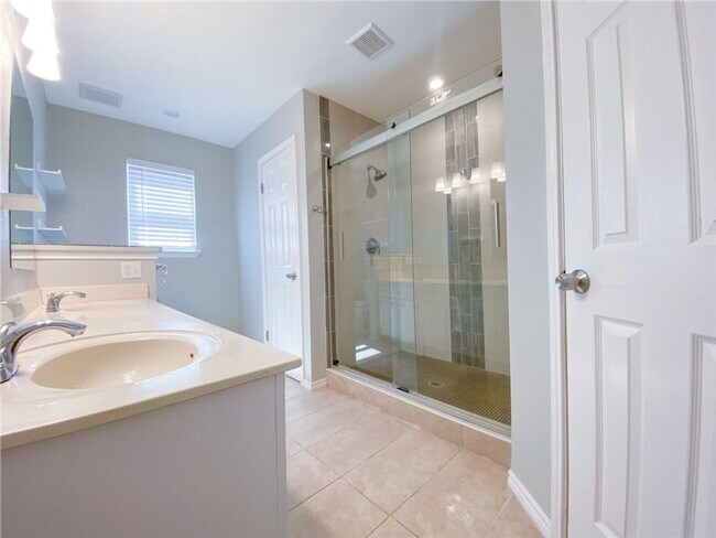 Building Photo - Bright & Welcoming 3 Bedroom, 2 Bath Home ...