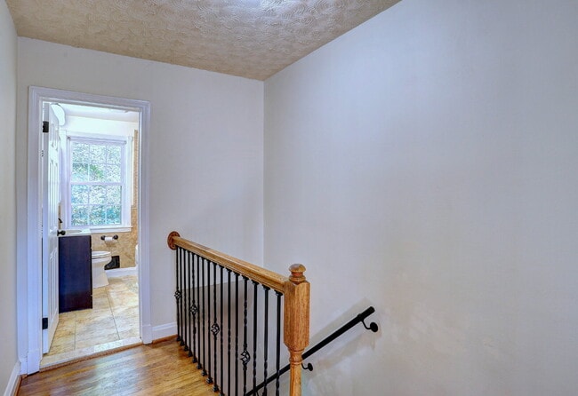 Building Photo - (3BD/2BA) Fabulous Rodgers Forge Townhome