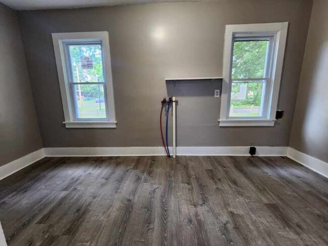 Building Photo - Three Bedroom Single Family Home!