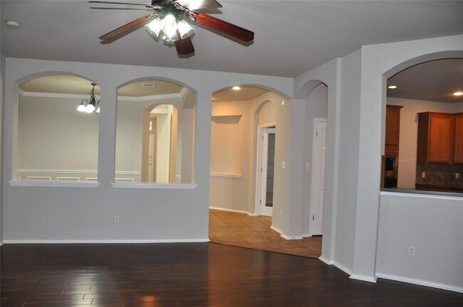 Building Photo - 507 Las Colinas Dr