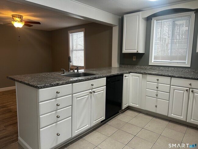 Building Photo - 4 Eastview Dr