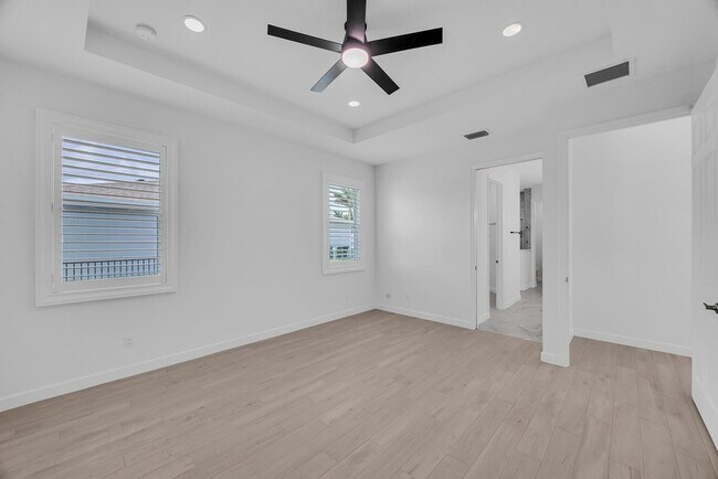 Building Photo - 912 SW Bellevue Ave