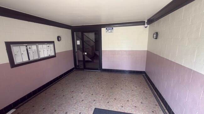 Building Photo - 8054 s Hermitage