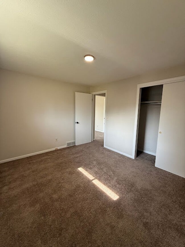 Building Photo - 2 Bedroom, 1 Bathroom Ready for Rent!